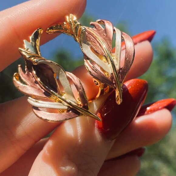 Vintage Leaf Clip On Earrings Gold Tone w. Dark Mauve & Cream - Picture 1 of 3